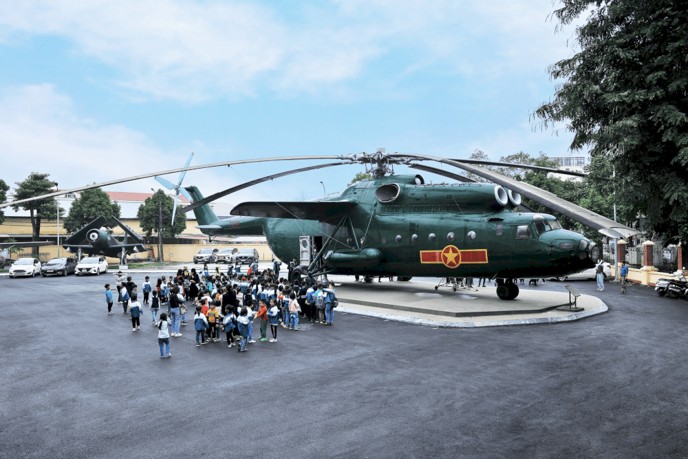The image of the Mi-6 helicopter, which transported tens of thousands of tons of goods and military equipment, is on display at the museum (Source: Fanpage Bảo t&agrave;ng Ph&ograve;ng kh&ocirc;ng - Kh&ocirc;ng qu&acirc;n)